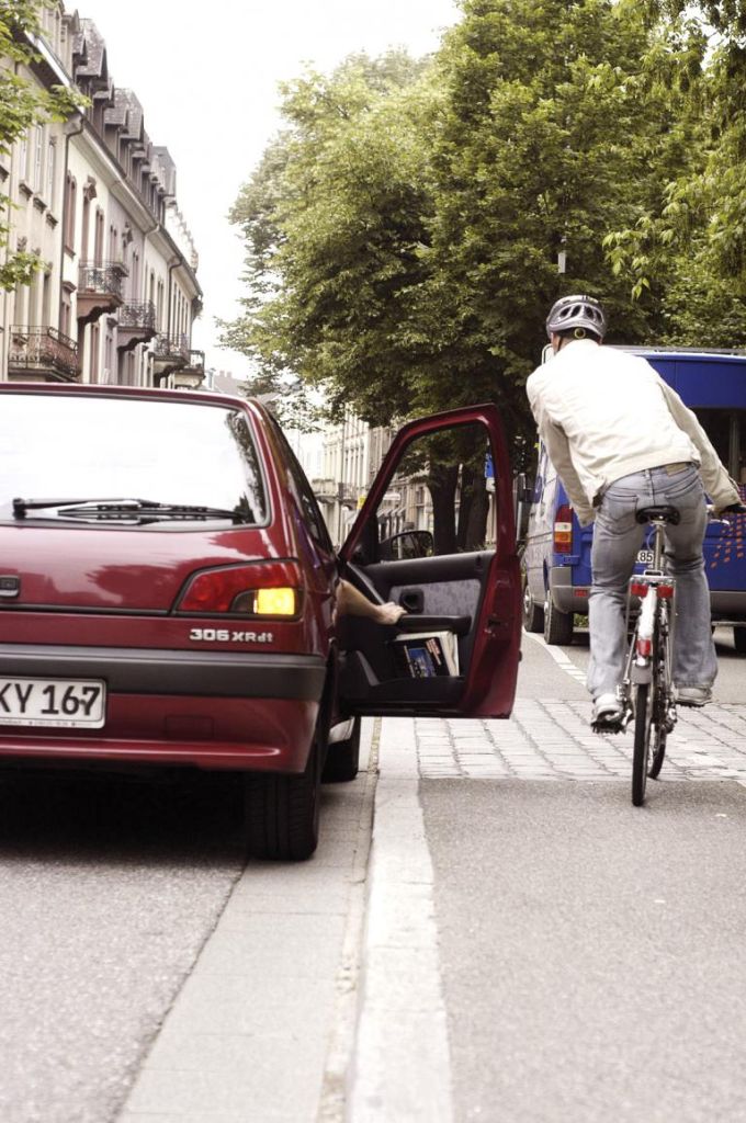 Radfahrer fürchten die offene Autotür Magazin